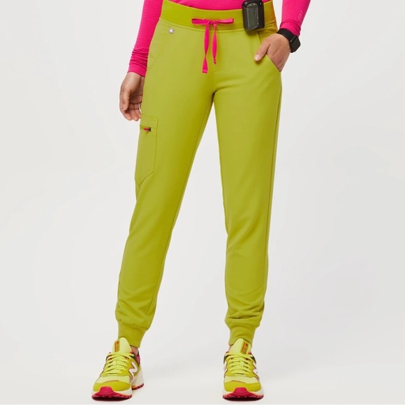 FIGS Catarina Scrub Top & Zamora Jogger Pants Set – Limeade - Picture 3 of 10